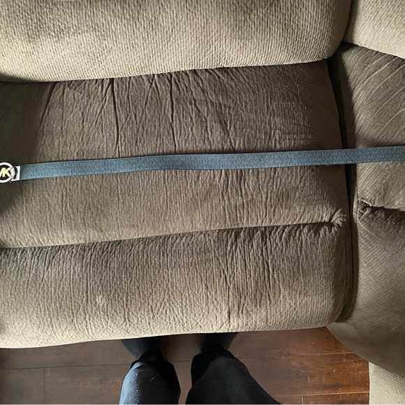 Micheal kors belt any size and reverse able belt that is brown on the other side - Picture 3 of 4